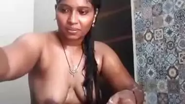 Desi Bhabi Bathing