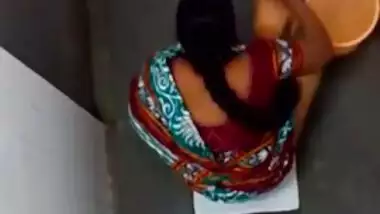 XXX girl pulls her sari up to piss and wash sex opening in the loo