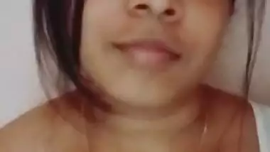 Sexy Desi Girl Showing Boob