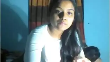 A Bangla girl drills her chut with a dildo on webcam – Bangla X video