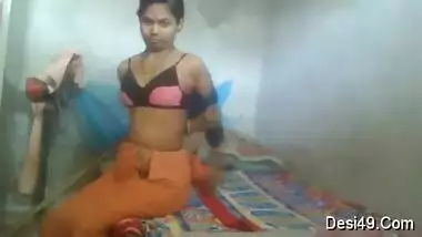 Lovely Indian student masturbates her XXX snatch in solo sex video