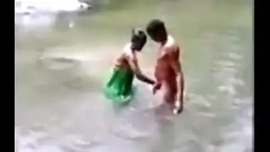 Desisex movie of a juvenile pair enjoying outdoor sex in a pond