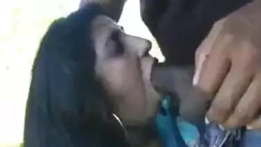 Horny NRI Gives A Hot Blowjob On Train Track