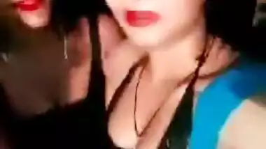 Desi aunty showing cleavage during dancing.