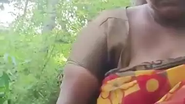 Desi Tamil lady gives an Indian blowjob in the jungle