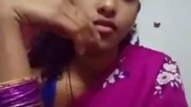 cute girl in saree doing sefles.mp4