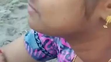 desi aunty bra visible in beach side