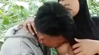 Boyfriend Sucking Girlfriend boobs