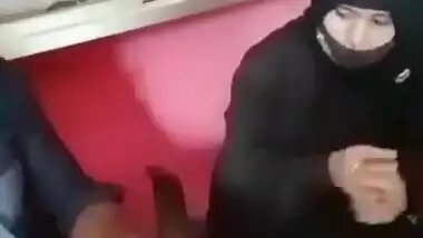 Hijabi girl riding dick in photo studio sex MMS