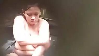 Chubby big booby girl nude bath recorded secretly