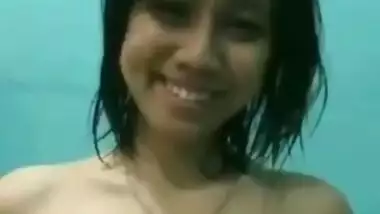 Desi girl showing boobs