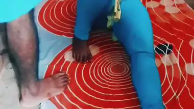 A desi slut takes a laborer’s dick in her pussy in desi porn