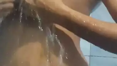 BEAUTIFUL LANKAN BABE BATHING FULL LENGTH HD VIDEO