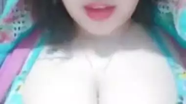 Today Exclusive- Sexy Paki Girl Showing Her Big Boobs