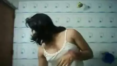 Desi girl feel herself in bathroom