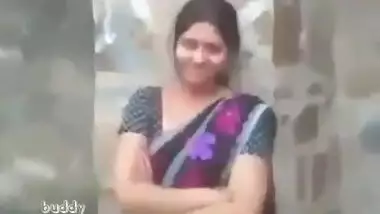 indian hot aunty in saree outdoor suck and boob press