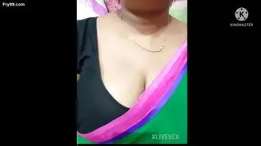 Indian sexy Zoya aunty nude show
