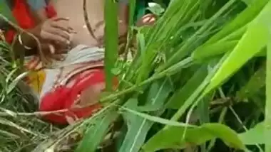 Old man fucks his hot Desi wife in the grass for amateur XXX video