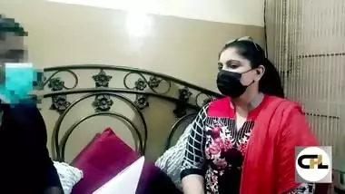 Pakistani Bhabhi illicit sex with Boss