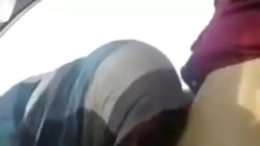 Desi Bhabhi cheating in Car with young caught pakistani aunt