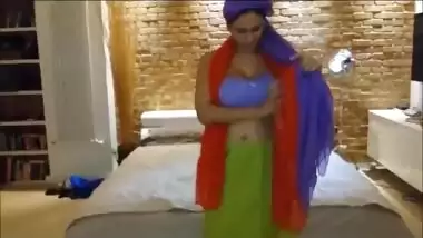 buxomy aunty removing saree