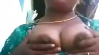 Bmngl village aunty takin out her boobs frm nity at backside of home