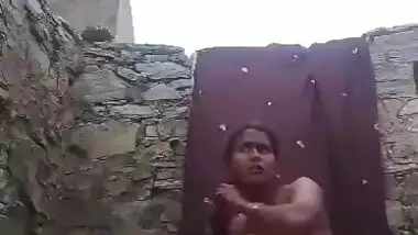 Amazing Indian Village Bhabhi Bathing Video
