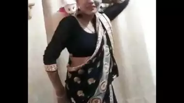 Hot mumbai housewife bhabhi roma milky cleavage & bubbly navel show