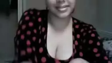 indian collegehowing her cute boobs