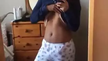 sexy desi babe showing her hot naval abs short