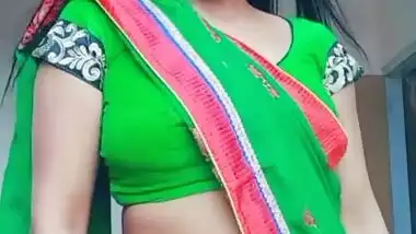 desi beauty in green saree exposing hot navel and bellybutton.