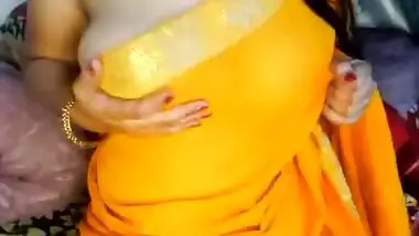 Sexy Aunty Showing her big juicy boobs seducing