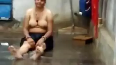 desi aunty rain bath