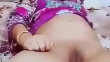 Attractive Desi aunty touches XXX clit in front of BF with camera