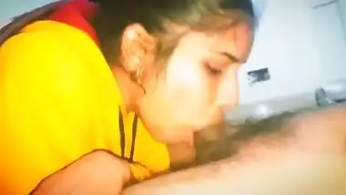 Desi maid sucking dick MMS homemade video