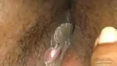 sri lankan girl curt milk pussy cleanup හුත්තට මී කිරි පෙව්වා