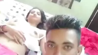 Desi girlfriend boob show in the bedroom