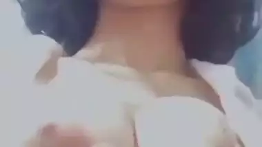 18 yr old Punjabi girl exposes soft boobs in nude video