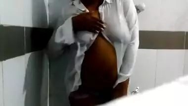 බාත් රූම් එකේ තනියම ගන්න ආතල් එක Sri lankan Bathroom Bath Fun