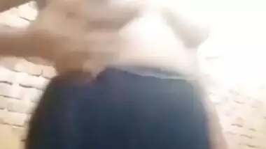 Desi girl Shows Boobs and Pussy On Vc