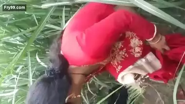 Desi village bhabi caught on fied