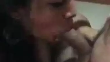 Chubby Desi bhabhi blowjob MMS video scandal