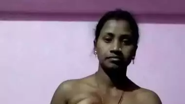 Unsatisfied Desi Bhabhi masturbating pussy with a toothbrush video