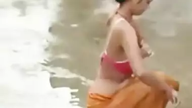 Bhabhi outdoor bathing secretly captured by neighbor