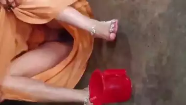 Beautiful Indian Village bhabhi bathroom pissing porn with bath