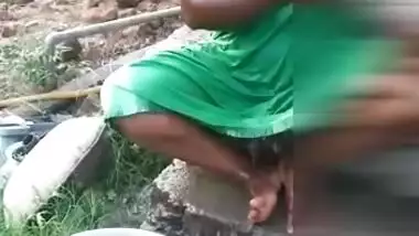 Village bhabhi outdoor nude bath caught by devar