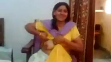 Delhi aunty showing big boobs to neighbor