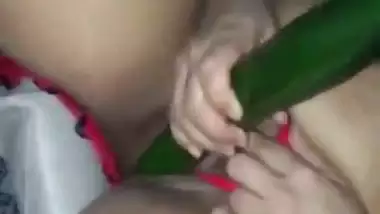 Indian desi housewife puts 14inch cucumber up her pussy!!