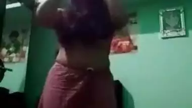 Desi Bhabhi striptease selfie MMS video