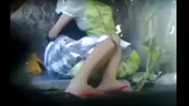 Indian outdoor sex scandal of Desi young students open sex in park